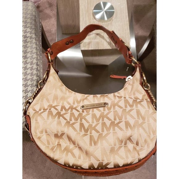 Michael Kors Classic Signature Small Hobo - Picture 2 of 11